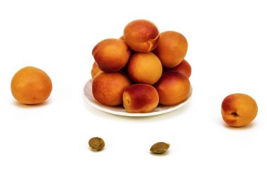 Beyaz bir arka plan üzerinde beyaz bir daire üzerinde olgunlaşmış taze kayısı