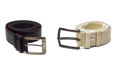 Beyaz bir arka plan üzerinde beyaz ve siyah deri kemer yalan bükülmüş