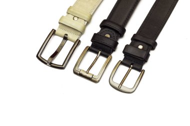 Beyaz bir arka plan üzerinde farklı boyutlarda üç Deri kemerler yalan