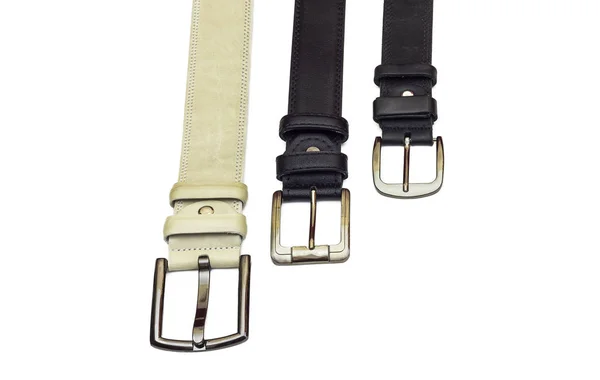 Sobre un fondo blanco hay tres cinturones de cuero — Foto de Stock