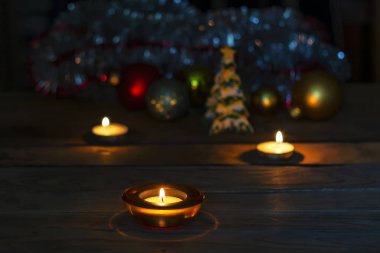 Dekoratif tribünde üzerinde arka plan o küçük bir mum yakar