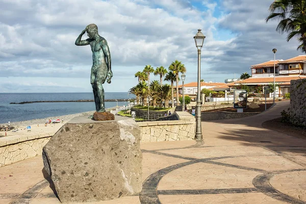 Monumento ao socorrista perto da praia de El Duque na ilha — Fotografia de Stock