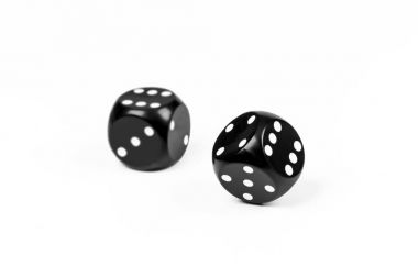 Zarlı poker iki beyaz bir arka plan üzerinde yalan