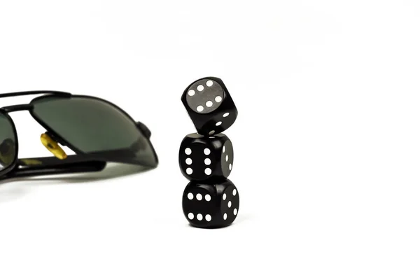 Drie kubus voor close-up poker en zonnebril — Stockfoto