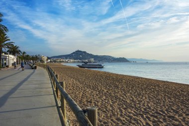 Turistik gemi şehir sahilde (Blanes, İspanya demirleyen)