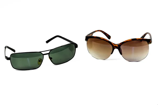 На белом фоне мужские и женские очки от солнца — стоковое фото