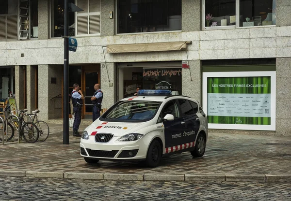 Carro de polícia e polícia nas ruas da cidade (Girona, Espanha ) — Fotografia de Stock