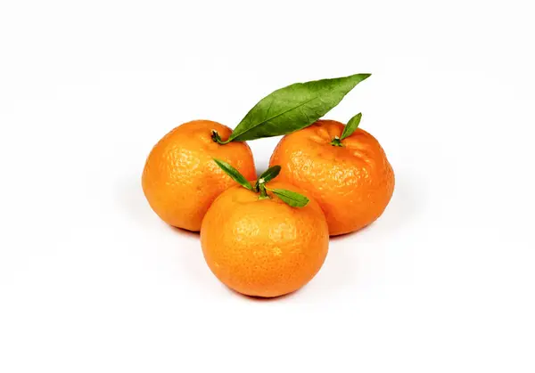 Tres mandarinas naranjas maduras sobre un fondo blanco — Foto de Stock