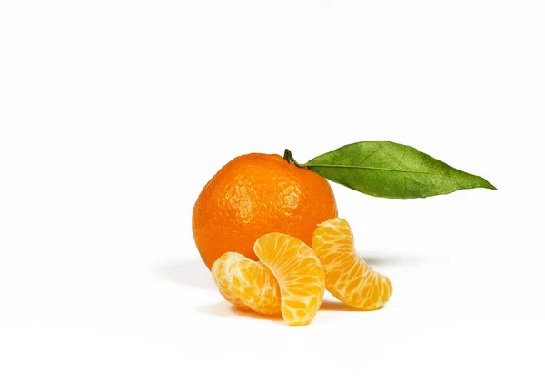 Una mandarina naranja y varias mandarinas peladas — Foto de Stock