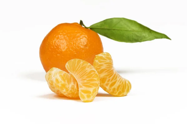 Tres rebanadas de un primer plano de mandarina contra un bac entero de mandarina — Foto de Stock
