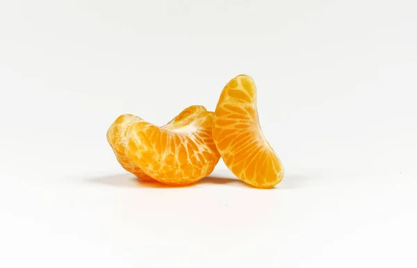 Drie gepelde mandarijnen geïsoleerd op witte achtergrond — Stockfoto