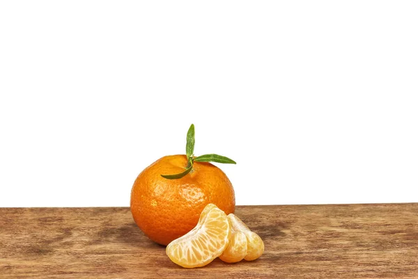 Una mandarina naranja madura sobre una superficie de madera — Foto de Stock