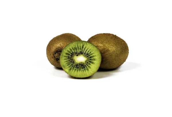 Dvě celé kiwi a půl closeup řezu kiwi — Stock fotografie