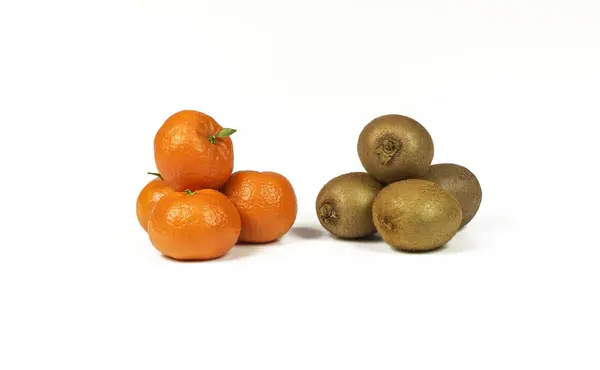 Sobre un fondo blanco hay cuatro kiwi y cuatro mandarinas — Foto de Stock