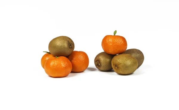 En tres mandarinas es kiwi y en tres kiwi se encuentra mandarina — Foto de Stock