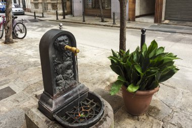 İçme suyu ile mekândaki bir şehir sokak