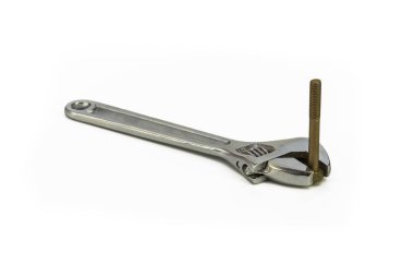 Beyaz arka plan üzerinde cıvata tutarken ayarlanabilir anahtarı