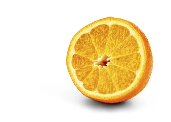 Sobre el fondo blanco hay una mitad de la mandarina de cerca — Foto de Stock