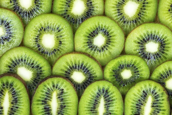 Tranches de kiwi empilées sur chaque image entière — Photo