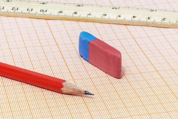 Een eenvoudige potlood close-up, een gum en een liniaal op een millimeter — Stockfoto