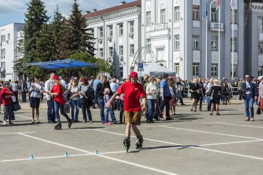 Genç bir adam bir kırmızı t-shirt ve şort üzerinde fırıldaklı