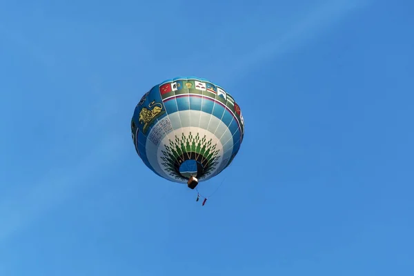 Bl yazıt "Gökyüzü dağlar" içinde belgili tanımlık geçmiş ile balon — Stok fotoğraf