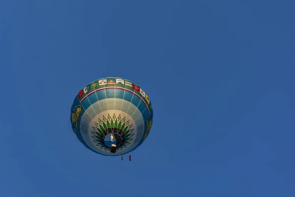 Ballon a következő szavakkal: "az ég hegyek" szerepel a — Stock Fotó