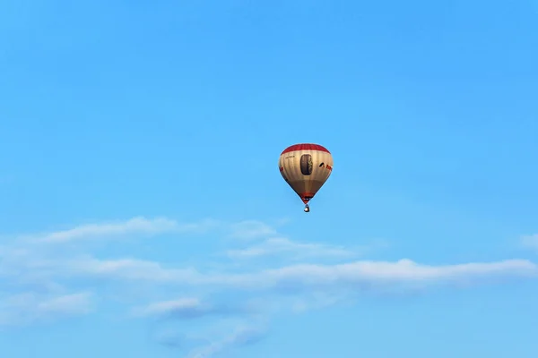 Bir arka plan mavi gökyüzü ve bulutlar üzerinde balon — Stok fotoğraf