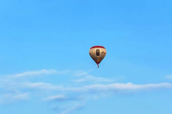 青空と雲の背景の風船します。 — ストック写真