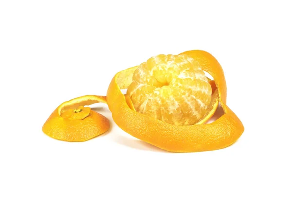 En una superficie blanca se encuentra la naranja pelada y la cáscara — Foto de Stock