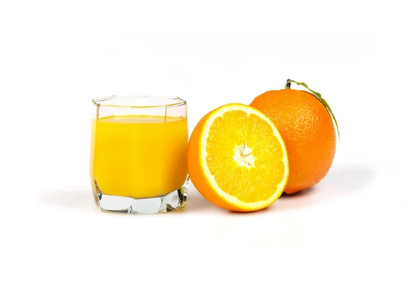 Un vaso de jugo de naranja, una naranja entera y la mitad en fondo blanco — Foto de Stock