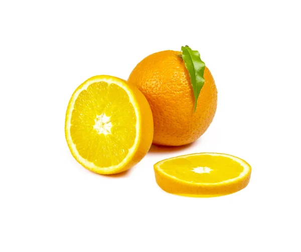 Sobre un fondo blanco hay un naranja entero, medio naranja un — Foto de Stock