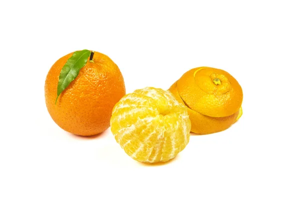 A whole orange, half an orange and orange peel lie on a white ba — Stock Photo, Image