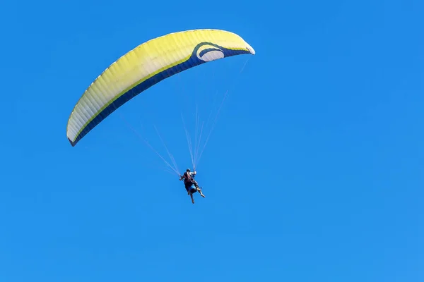 Mavi gökyüzünün arka planında planör sarı-mavi renkler — Stok fotoğraf