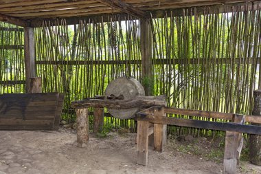 Kırsal yaşam. Taş tekerlek metal bir eksen üzerinde.