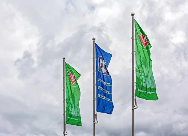 Flaggen der Ölgesellschaft "belarusneft" und Sorge "belneftekhim — Stockfoto