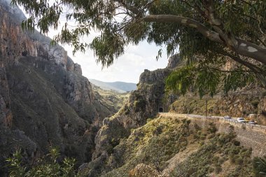 Dağ gorge ve dağ silsilesi tünelde
