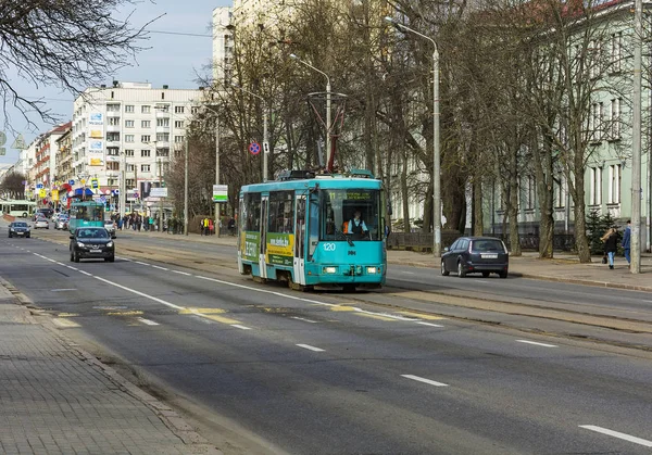 Transporte urbano. Tranvía en la calle Yakub Kolas (Minsk, Belarús) ) — Foto de Stock