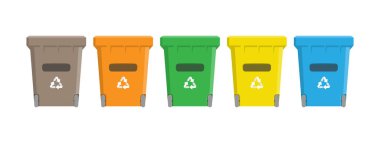 Ayrı atık toplama için tekerlekleri olan renkli tanklar.. 