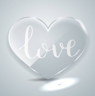 Bir bardak kırmızı kalplerin arka plan üzerinde el yazısı yazıt aşk