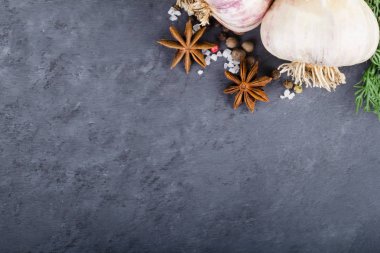 Sarımsak ve baharat siyah arka plan üzerine