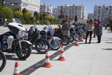 Harley Davidson 'a binerken mutlu sürücü