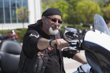 Harley Davidson 'a binerken mutlu sürücü