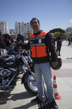 Harley Davidson 'a binerken mutlu sürücü