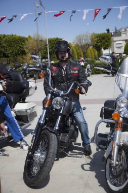 Harley Davidson 'a binerken mutlu sürücü