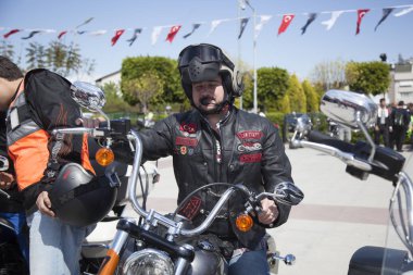 Harley Davidson 'a binerken mutlu sürücü
