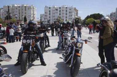 Harley Davidson 'a binerken mutlu sürücü
