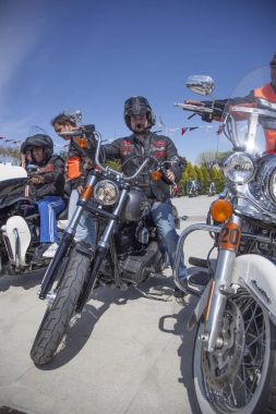 Harley Davidson 'a binerken mutlu sürücü