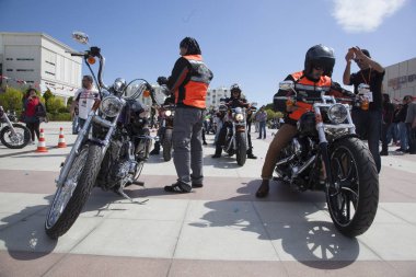 Harley Davidson 'a binerken mutlu sürücü