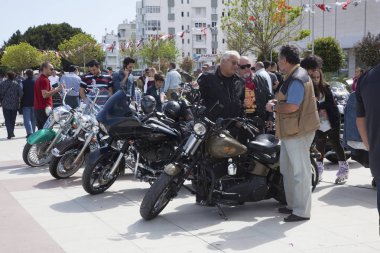Harley Davidson 'a binerken mutlu sürücü